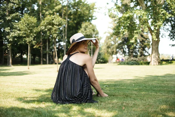 Hermosa Mujer Sombrero Paja Vestido Negro Descansando Sobre Hierba Verde — Foto de Stock