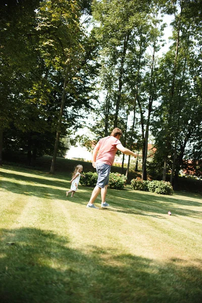 Vader Met Dochter Plezier Tijdens Het Spelen Zomerpark — Stockfoto