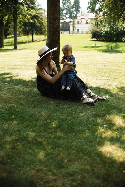 Heureuse Mère Répondre Avec Petit Fils Tout Étant Assis Sur — Photo