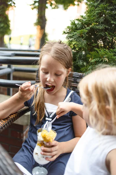 Carino Sorelline Mangiare Gelato Mentre Seduti Insieme Caffè Nella Giornata — Foto Stock