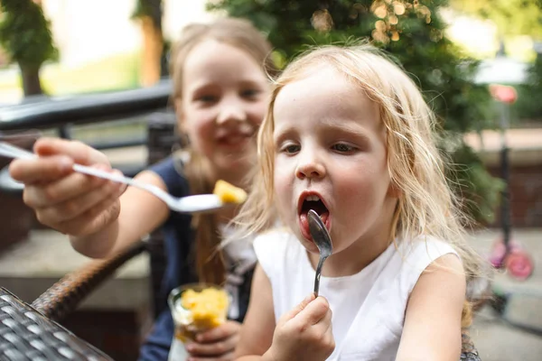 Carino Sorelline Mangiare Gelato Mentre Seduti Insieme Caffè Nella Giornata — Foto Stock