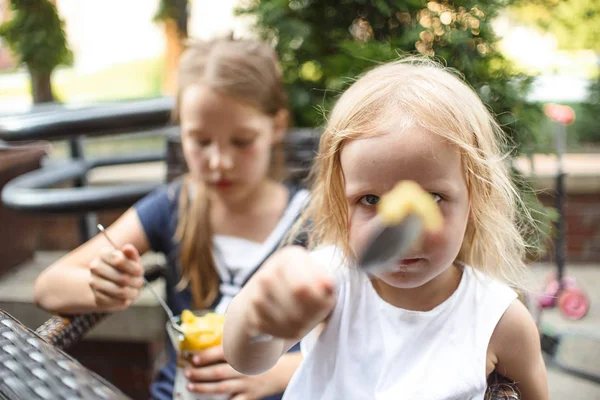 Monas Hermanitas Comiendo Helado Mientras Están Sentadas Juntas Cafetería Día — Foto de Stock