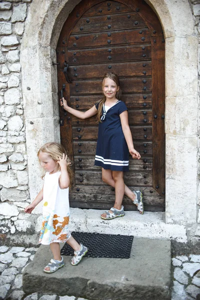 Маленькі Дівчата Сукнях Уздовж Стін Замку — стокове фото
