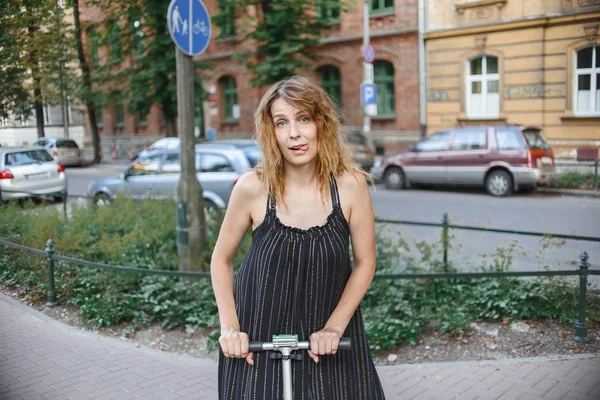 Girl Riding Scooter City — kuvapankkivalokuva