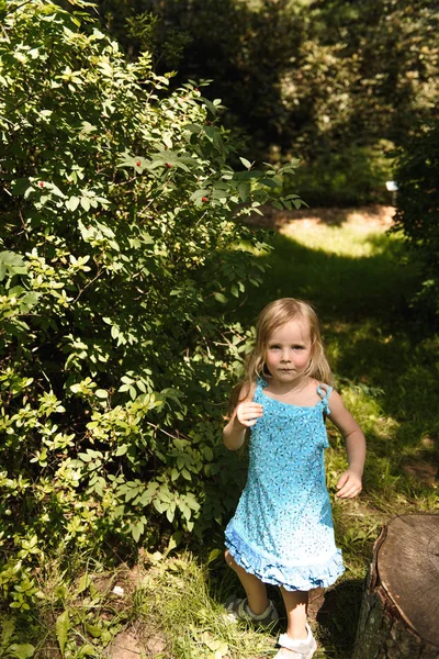 Милий Смішний Маленька Блондинка Грає Сонячному Літньому Парку — стокове фото