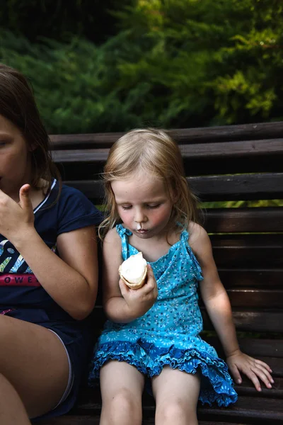 Due Sorelle Con Gelato Sedute Panchina Legno Nel Parco — Foto Stock