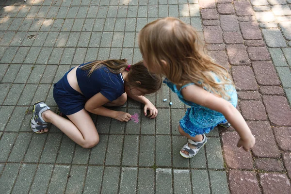 Kleine Zusters Spelen Tijdens Het Tekenen Met Kleurpotloden Tile Road — Stockfoto