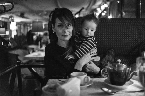 Mãe Feliz Com Filho Pequeno Divertindo Café — Fotografia de Stock