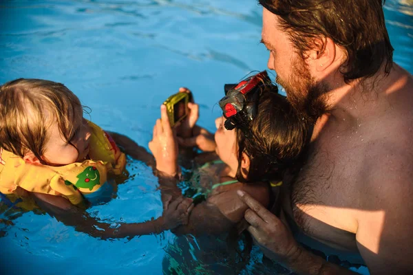 Vader Met Kinderen Plezier Tijdens Het Spelen Het Zwembad — Stockfoto