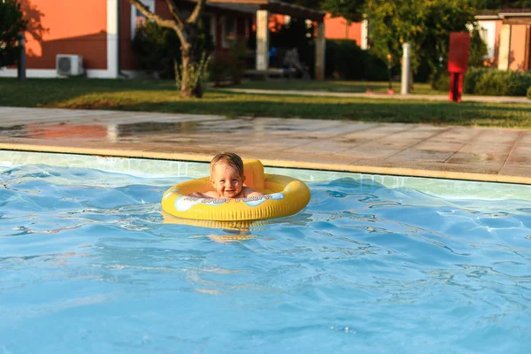 Маленький Мальчик Надувном Круге Плавает Бассейне Солнечный День — стоковое фото
