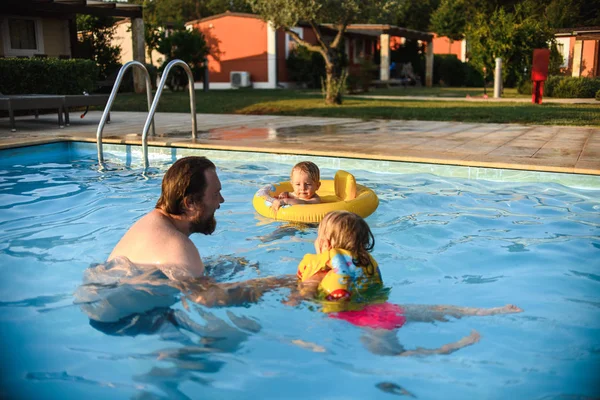 Vader Met Kinderen Plezier Tijdens Het Spelen Het Zwembad — Stockfoto