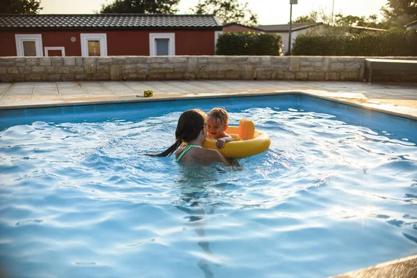 Sorella Con Fratellino Cerchio Gonfiabile Che Gioca Piscina — Foto Stock