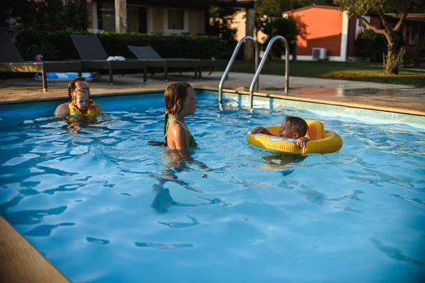 Padre Con Bambini Che Divertono Giocando Piscina — Foto Stock