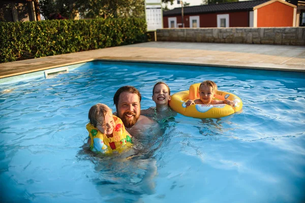 Padre Con Niños Divirtiéndose Mientras Juega Piscina — Foto de Stock