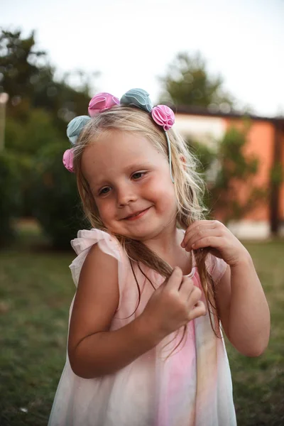 Портрет Милої Маленької Блондинки Рожевій Сукні Позує Відкритому Повітрі Літній — стокове фото
