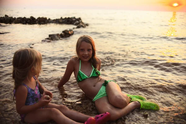 Dos Hermanitas Sentadas Orilla Del Mar Atardecer — Foto de Stock