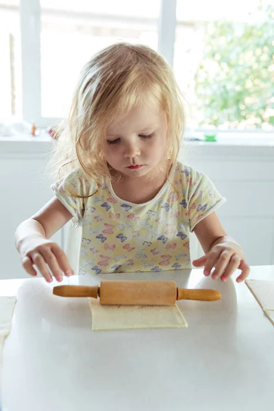 Μικρό Κορίτσι Στην Κουζίνα Στο Σπίτι — Φωτογραφία Αρχείου