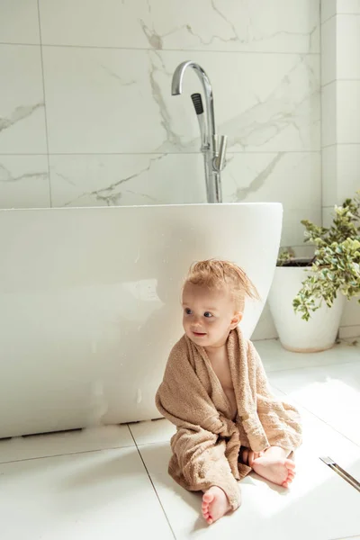 Mutlu küçük çocuk banyo katında