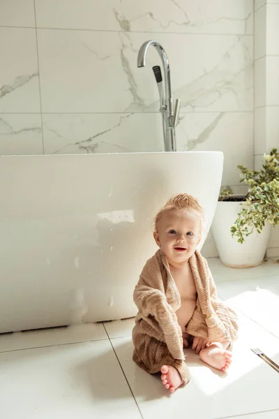 Mutlu küçük çocuk banyo katında