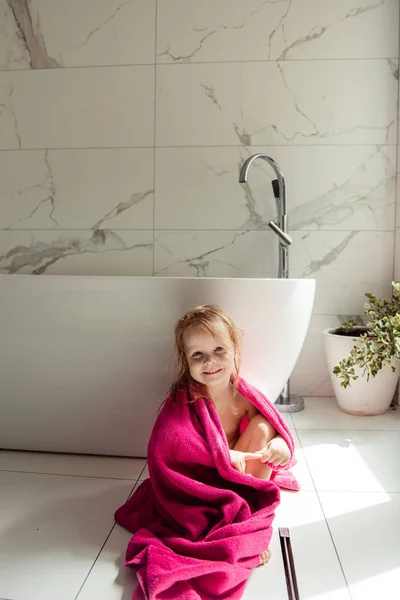 Blond Meisje Verpakt Roze Handdoek Zitten Buurt Van Witte Buthtube — Stockfoto