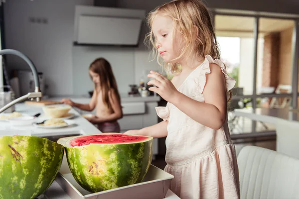Liten Flicka Äter Vattenmelon Närbild — Stockfoto