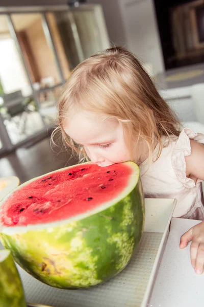 Liten Flicka Äter Vattenmelon Närbild — Stockfoto