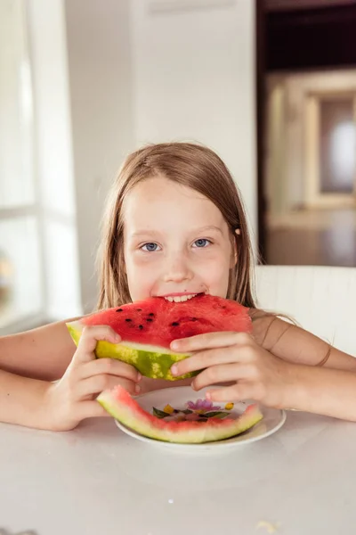 Liten Flicka Äter Vattenmelon Närbild — Stockfoto