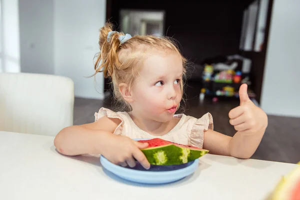 Liten Flicka Äter Vattenmelon Närbild — Stockfoto