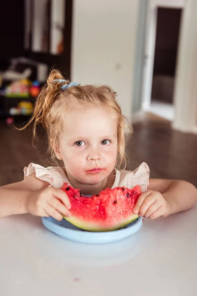 Liten Flicka Äter Vattenmelon Närbild — Stockfoto