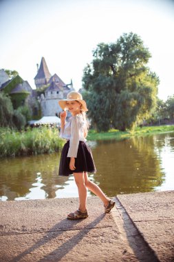 Kalenin ve gölün arka planındaki kız.