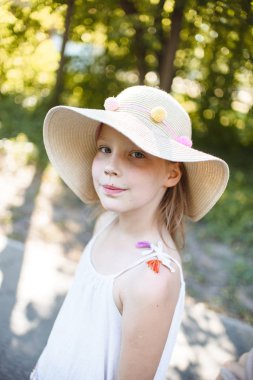 hasır şapkalı küçük kız 