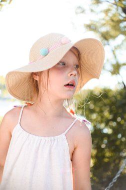 hasır şapkalı küçük kız 