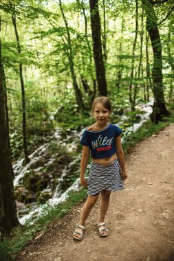 Nehri yakınında sevimli küçük kız