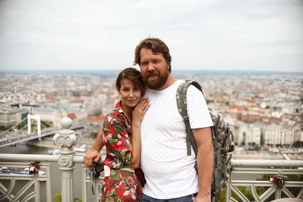Man Och Kvinna Kramas Mot Bakgrund Staden Budapest — Stockfoto