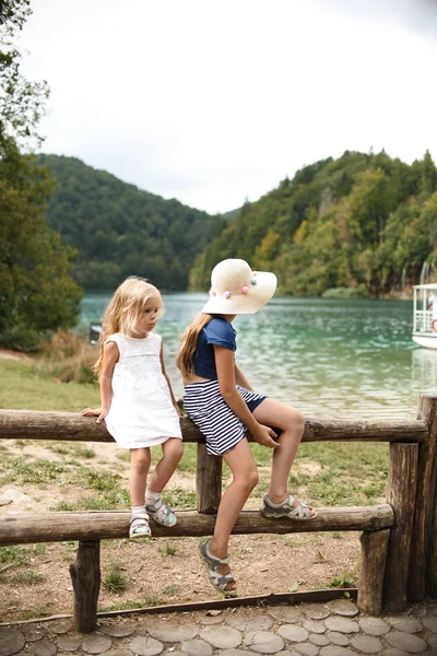 Sisters Background Lake — Stock Photo, Image