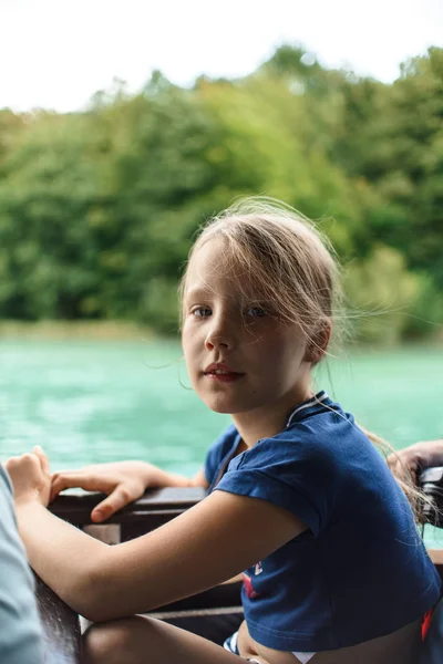 Menina Fundo Lago — Fotografia de Stock