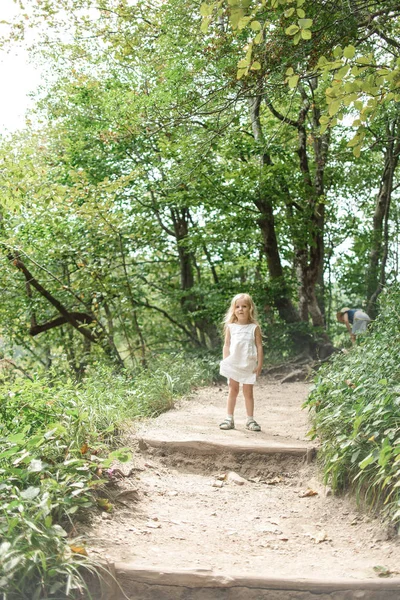 Kislány Fehér Ruhában Séta Parkban — Stock Fotó