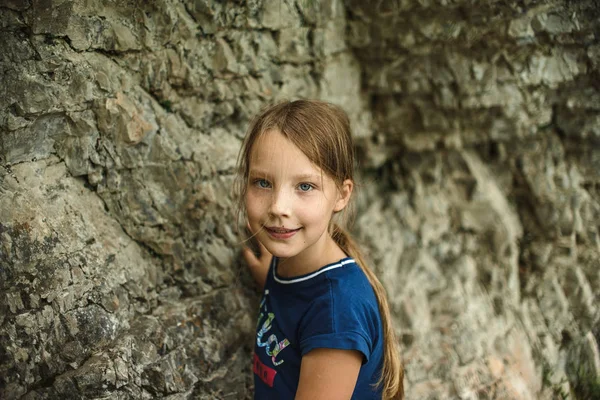 Niña Posando Cerca Roca — Foto de Stock