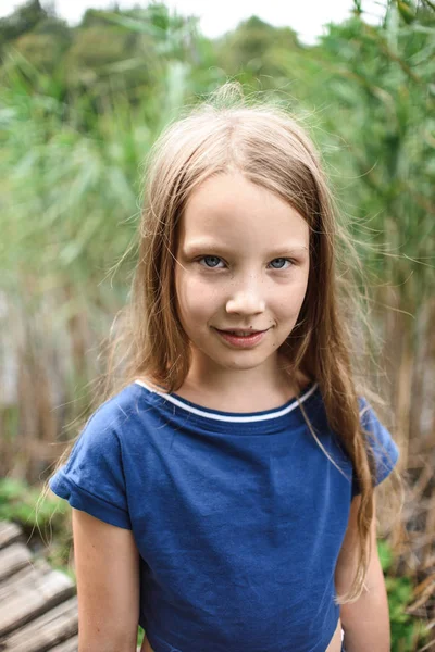 Симпатична Дівчинка Біля Озера — стокове фото