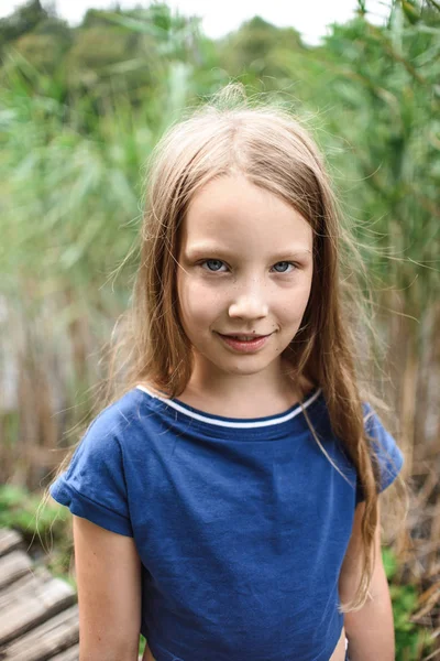 Petite Fille Mignonne Près Lac — Photo