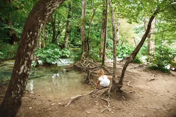 Gadis Kecil Bermain Hutan — Stok Foto