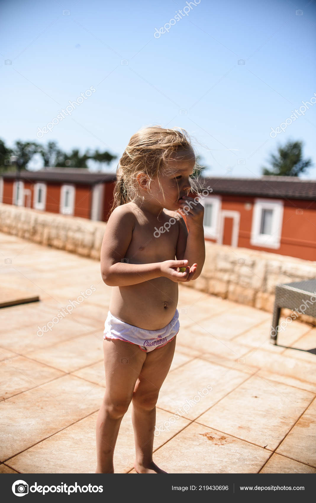 chacara florata: meninas lindas se divertindo muito na piscina
