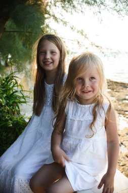 küçük kız beyaz elbiseler