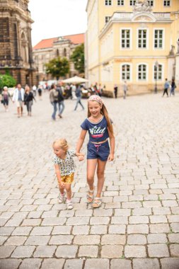 sokakta yürüyen kız