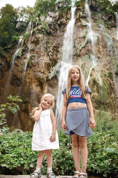 Irmãs Contra Cachoeira — Fotografia de Stock