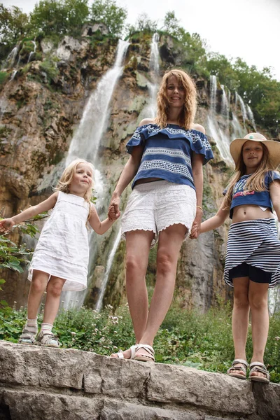 Vue Angle Bas Mère Avec Des Filles Debout Contre Cascade — Photo