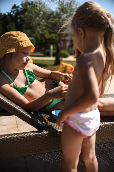 Hermanas Comiendo Uvas Cerca Piscina — Foto de Stock