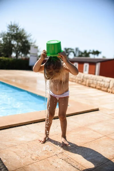 Αξιολάτρευτο Κοριτσάκι Στην Πισίνα Διασκεδάζουν Κατά Διάρκεια Των Θερινών Διακοπών — Φωτογραφία Αρχείου