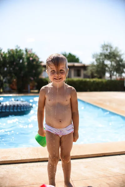 Adorable Niña Piscina Divirtiéndose Durante Las Vacaciones Verano — Foto de Stock