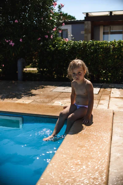 Menina Adorável Piscina Divertindo Durante Férias Verão — Fotografia de Stock